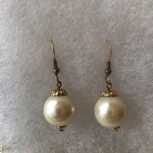 Faux pearl and gold tone earring